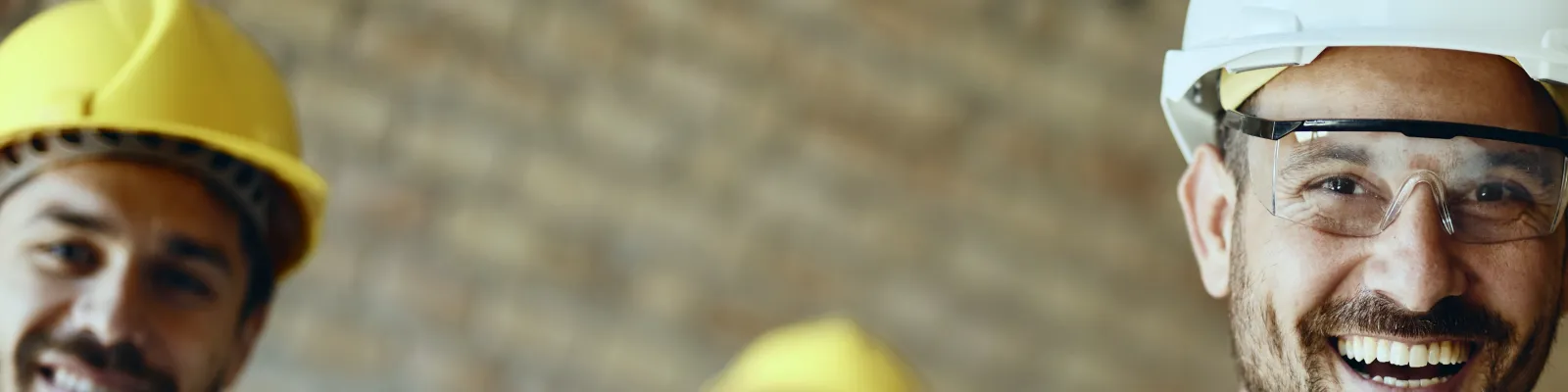 Mehr und größere aufträge mit einer starken Crew annehmen Industriearbeiter begrüßen ein neues Teammitglied